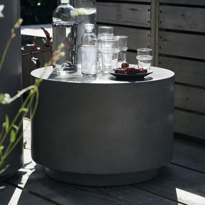 Der Out Beton Beistelltisch von House Doctor auf der Terrasse