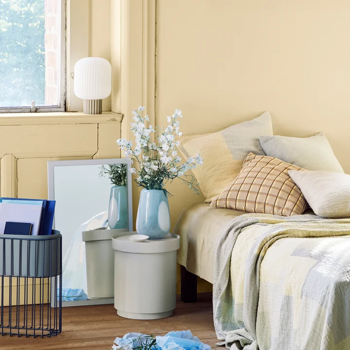 Die Ada Dot Vase auf dem Ninna Beistelltisch von Broste Copenhagen im Schlafzimmer