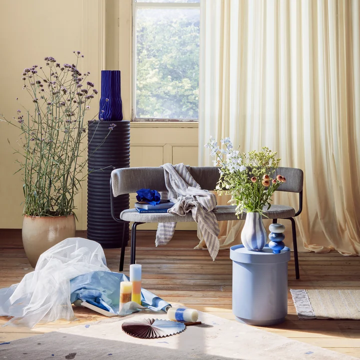 Herrlich natürliches Wohnzimmer mit skulpturalen Elementen von Broste Copenhagen