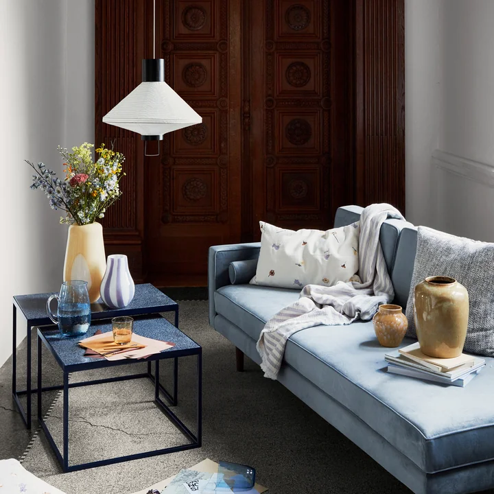 Die Ada Vasen von Broste Copenhagen auf einem modernen Beistelltisch im Wohnzimmer