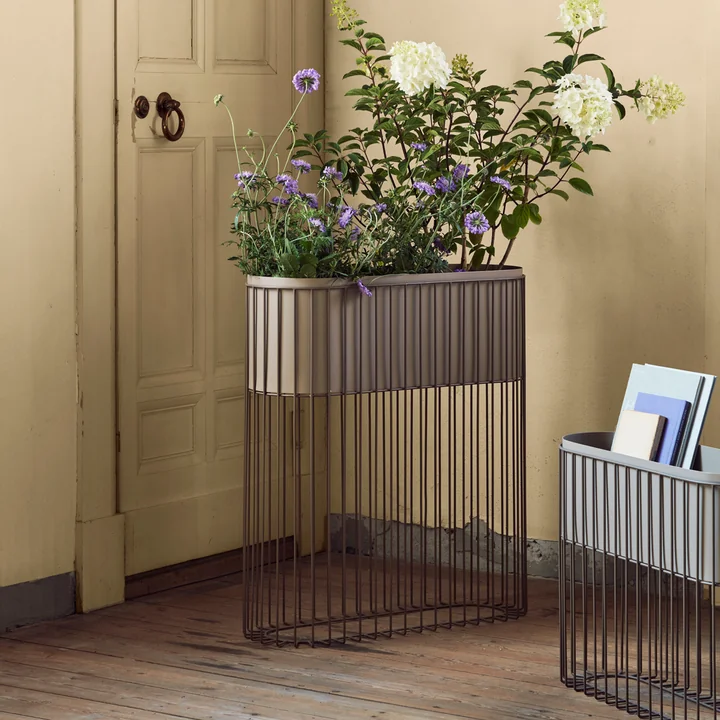 Das Fenja Gestell mit Übertopf von Broste Copenhagen mit Blumen und Büchern