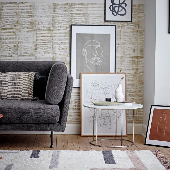 Die Elora Vase von Bloomingville auf einem Tisch neben der Couch