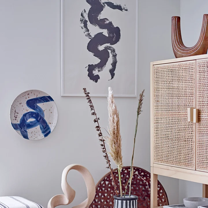 Der Oscar Wandteller von Bloomingville an der Wand neben anderen Deko-Objekten 