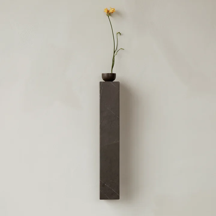 Das vertikale Plinth Regal von Audo mit einer Vase