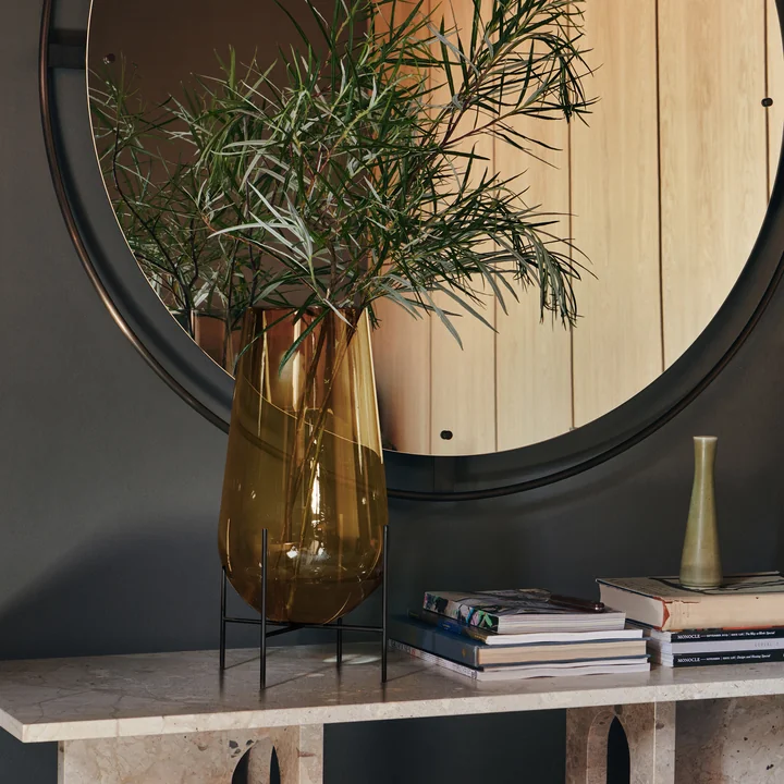 Die Échasse Vase von Audo verleiht dem Sideboard den letzten Schliff