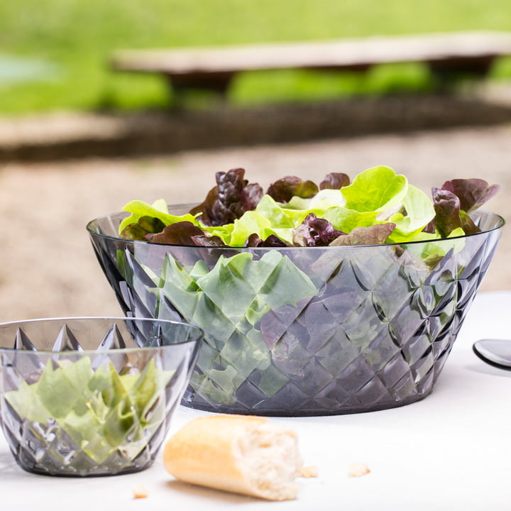 Die CRYSTAL Schalen von Koziol mit Salat auf dem Esstisch im Freien