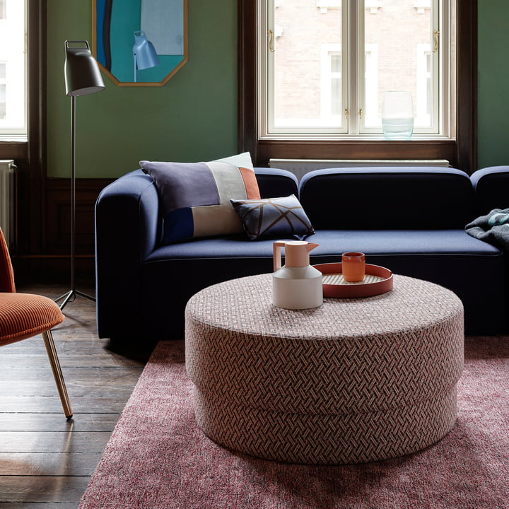 Der Silo Pouf large von Normann Copenhagen als Couchtisch im Wohnzimmer