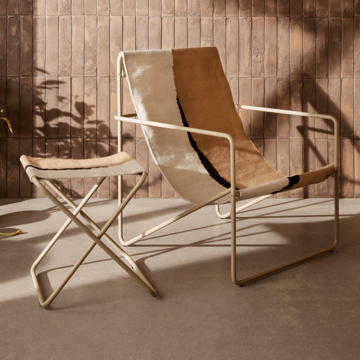 Der Desert Hocker und Lounge Chair von ferm Living in Kombination