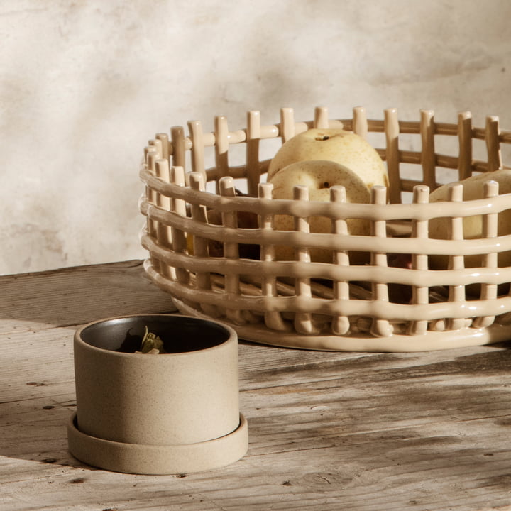 Das Keramik Centerpiece von Ferm Living auf dem Esstisch