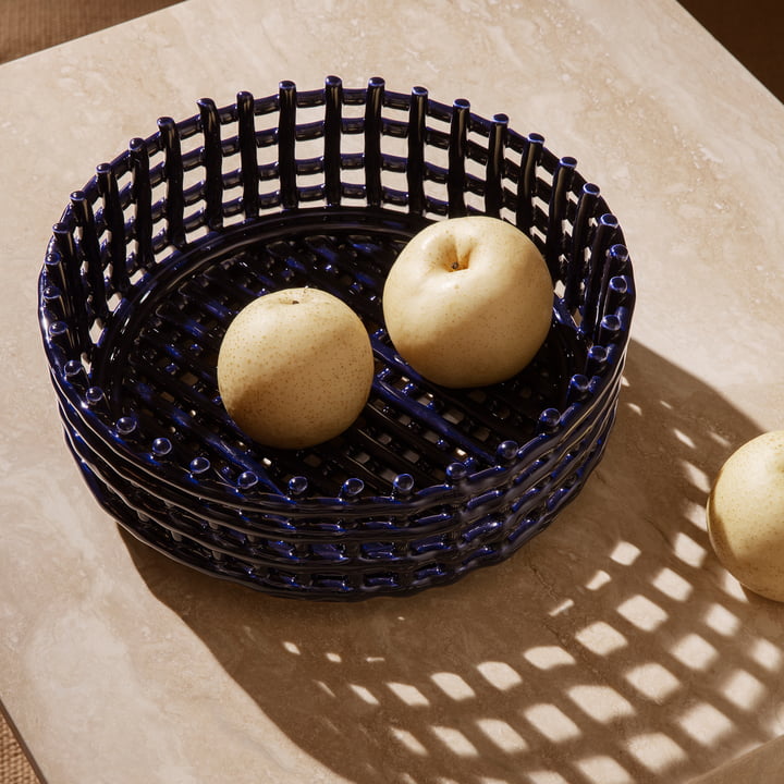 Das blaue Keramik Centerpiece von Ferm Living hat einen edlen Touch
