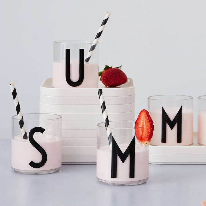 Das AJ Kids Personal Trinkglas von Design Letters mit der Arne Jacobsen Typografie