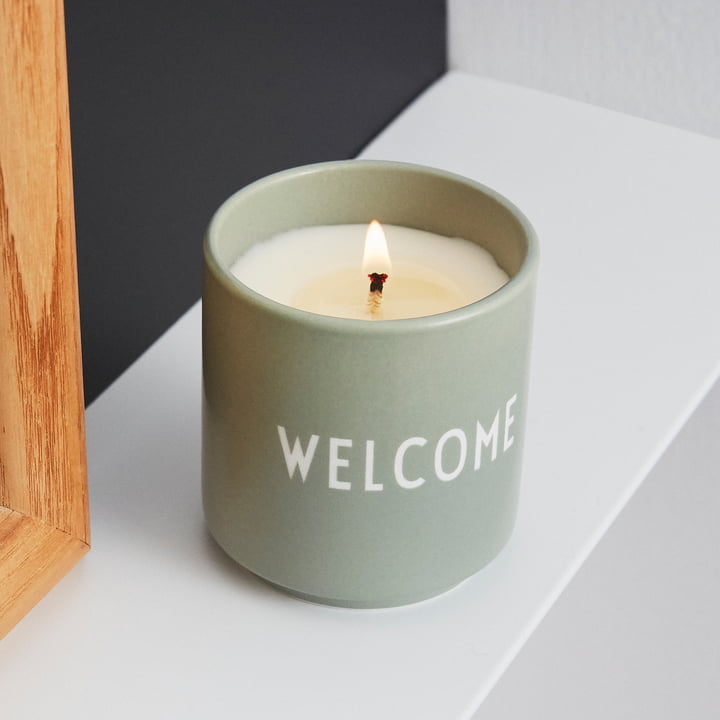 Die Duftkerze Welcome von Design Letters eignet sich für den Eingang