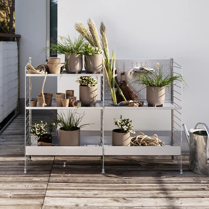 Stylisches Metall-Regal für die Terrasse