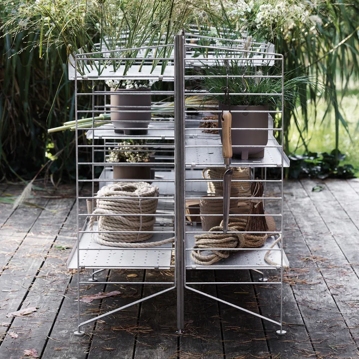 Freistehendes Regal für Gartenwerkzeuge und Blumen