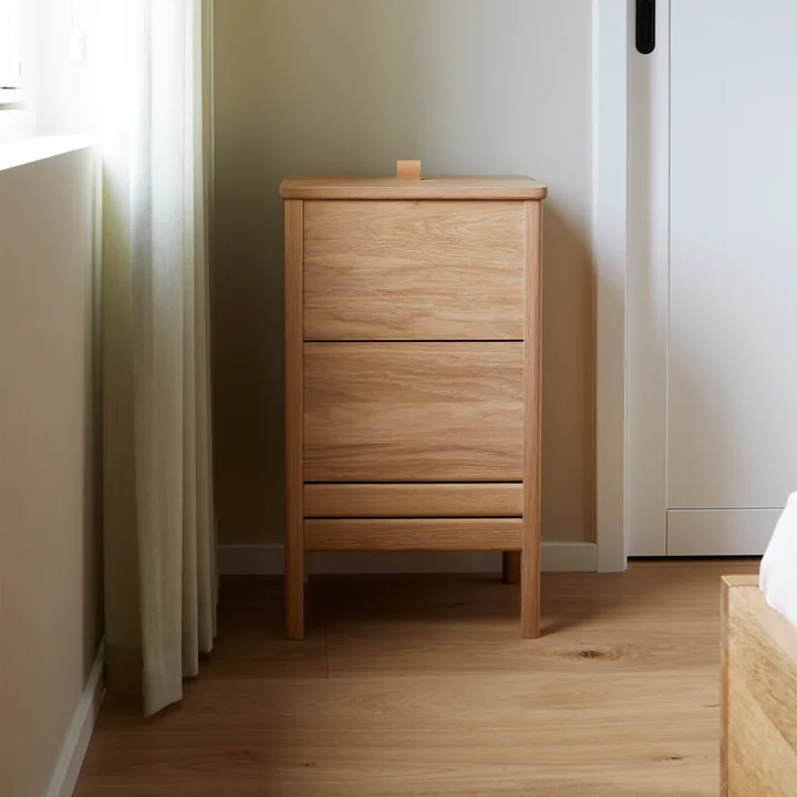 Holz-Wäschekorb im skandinavischen Schlafzimmer