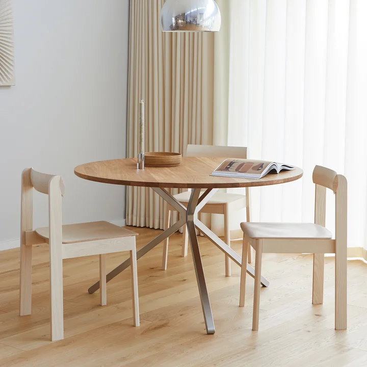 Zeitloser Rundtisch im Esszimmer