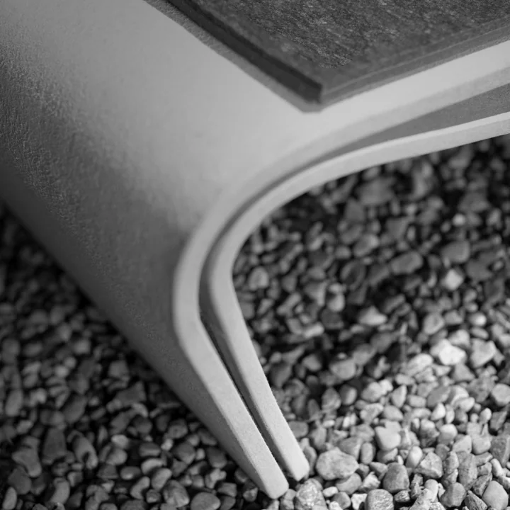 Der Sponeck Outdoor Sessel von Eternit besteht aus 2 dünnen Faserzement-Platten