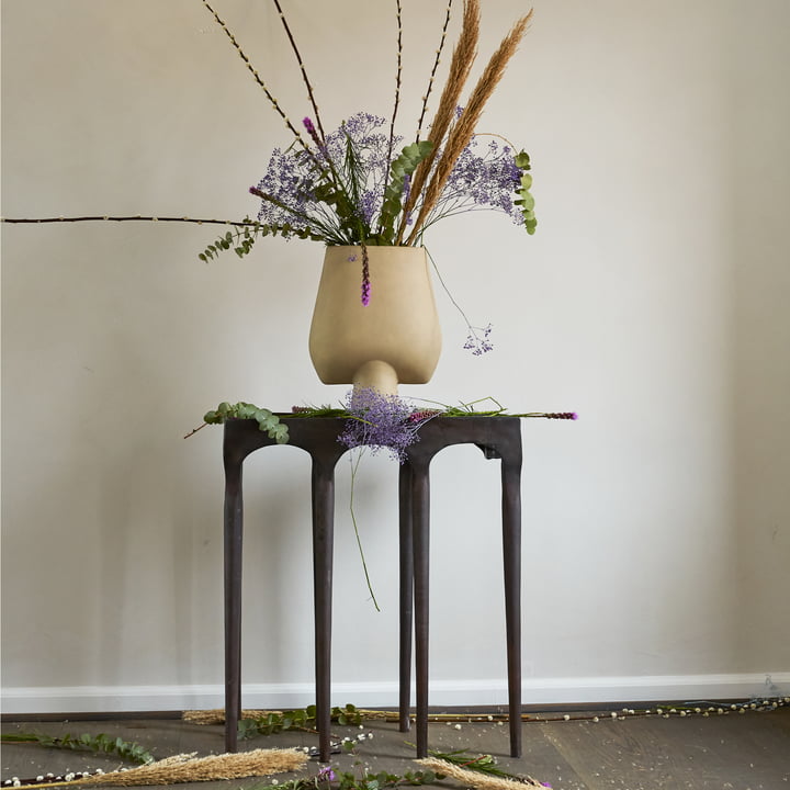 Die Sphere Vase Square Large von 101 Copenhagen mit einem grossen Bouquet