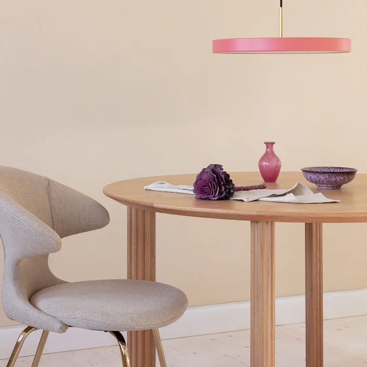 Die geschnitztes Beine des Comfort Circle Esstisch von Umage 