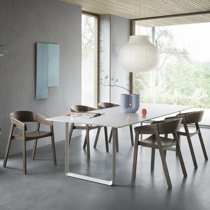 Mehrere Cover Armchairs von Muuto an einem grossen,hellen Tisch