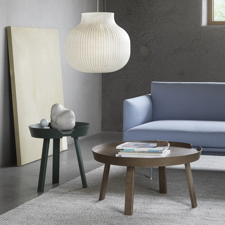 Die Around Tische von Muuto neben einem hellblauen Sofa im Wohnzimmer