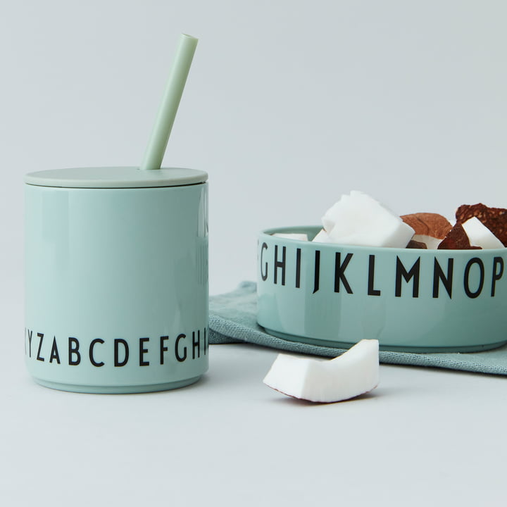 Der Eat & Learn Tritan Becher und die Schale von Design Letters mit Snacks