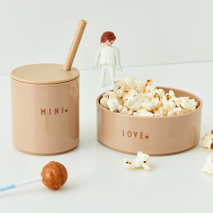 Die AJ Mini Favourite Tritan Becher und Schale von Design Letters mit Popcorn