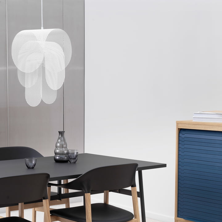 Die Superpose Pendelleuchte von Normann Copenhagen über einem schwarzen Tisch