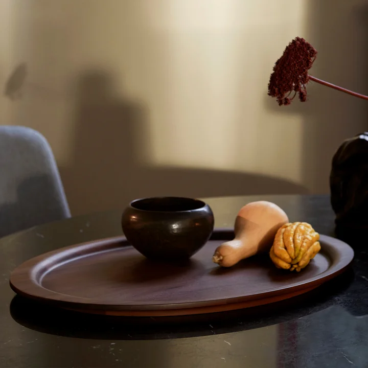 Das Collect Tablett von &Tradition mit Dekofiguren