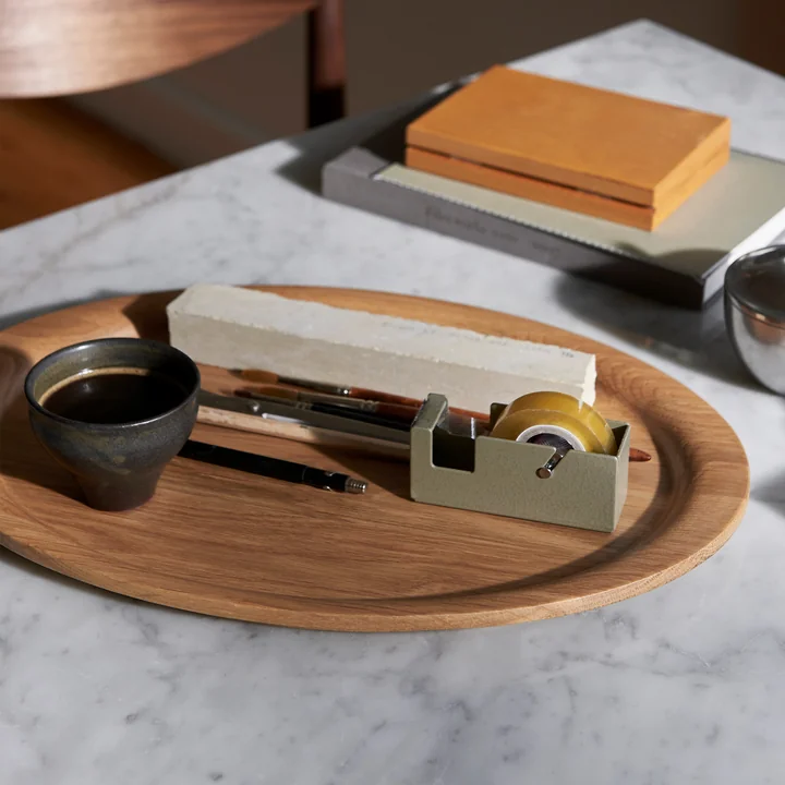 Das Collect Tablett von &Tradition zum Transportieren von Gegenständen