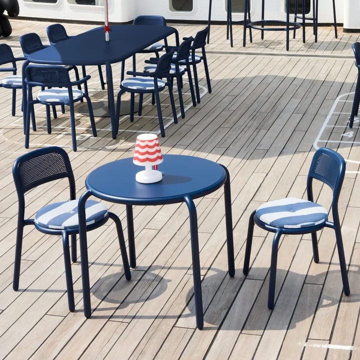 Die Toní Möbel von Fatboy mit Sitzkissen auf einer Holzterrasse