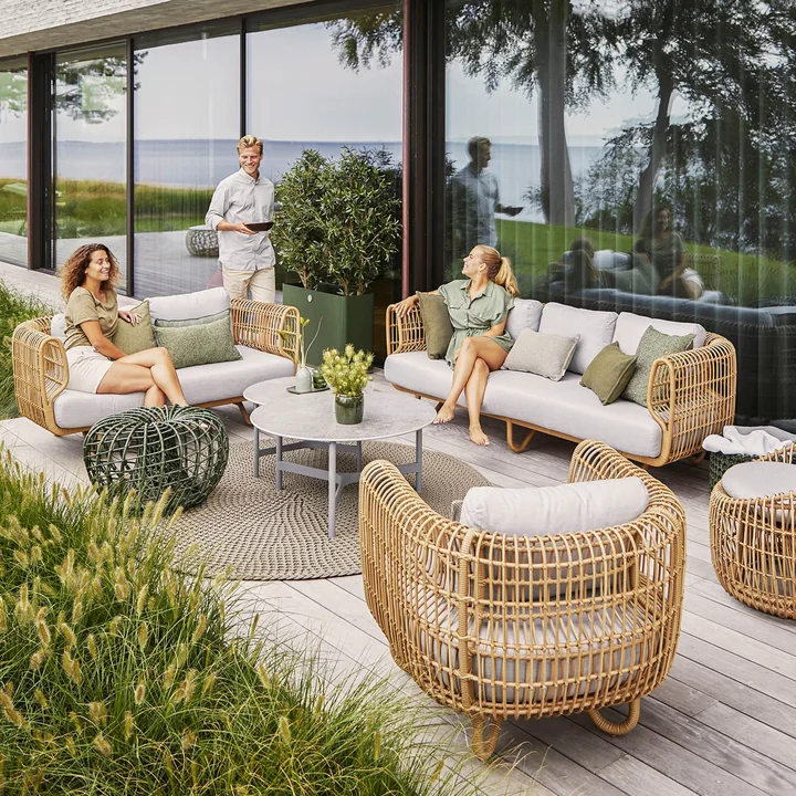 Die weichen, runden Nest Outdoor-Möbel von Cane-line auf der Terrasse