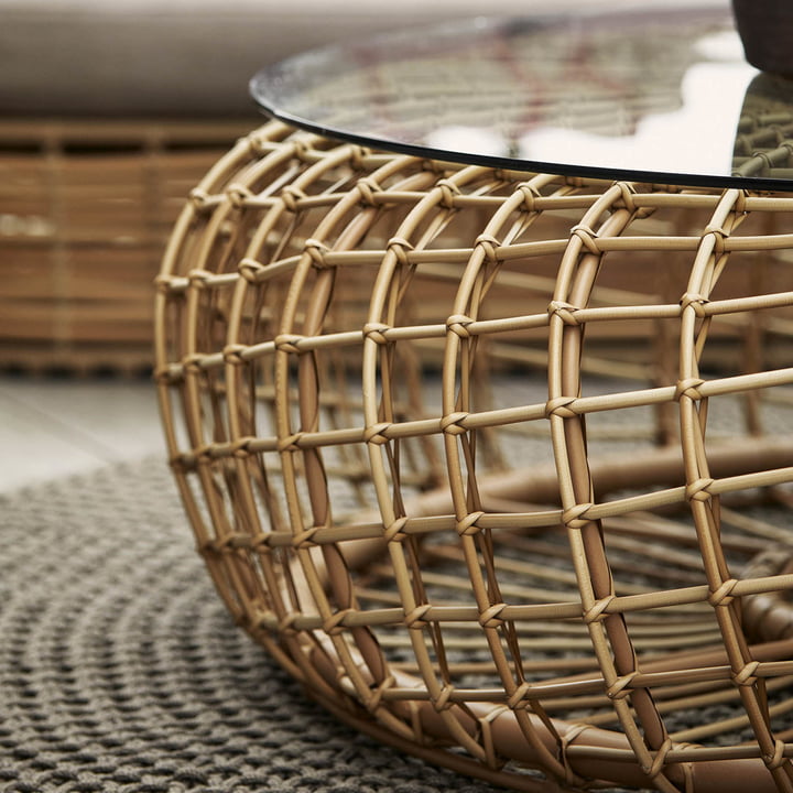Die geflochtene Struktur des Nest Hocker / Beistelltisch Outdoor von Cane-line 