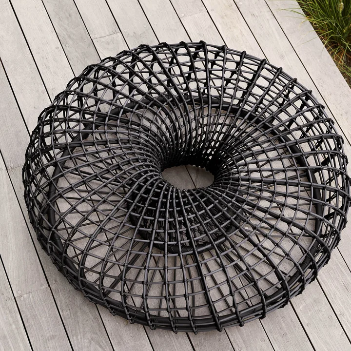 Der Nest Hocker / Beistelltisch Outdoor von Cane-line ist schlicht, komfortabel und hochwertig