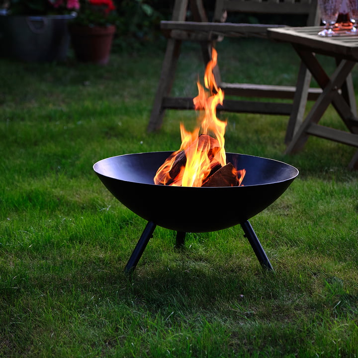 Die Flames Feuerschale von Philippi mit loderndem Feuer im Garten