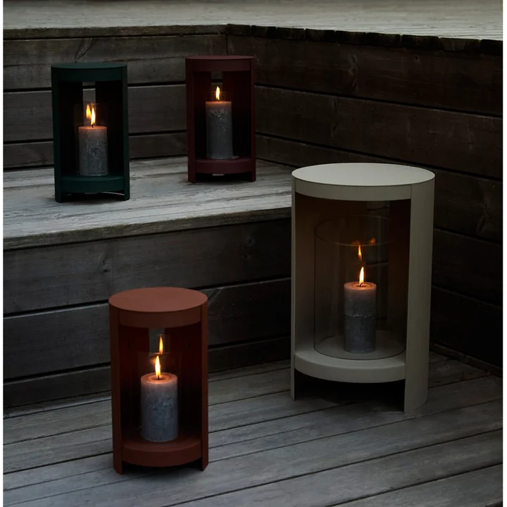 Die Ora Windlichter von AYTM auf der Holzterrasse
