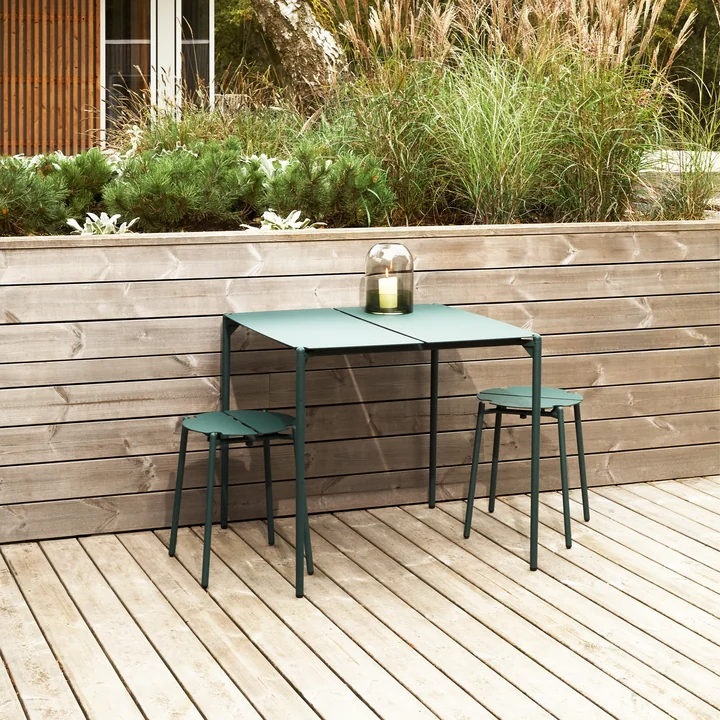 Der Novo Hocker von AYTM auf der Holz-Terrasse