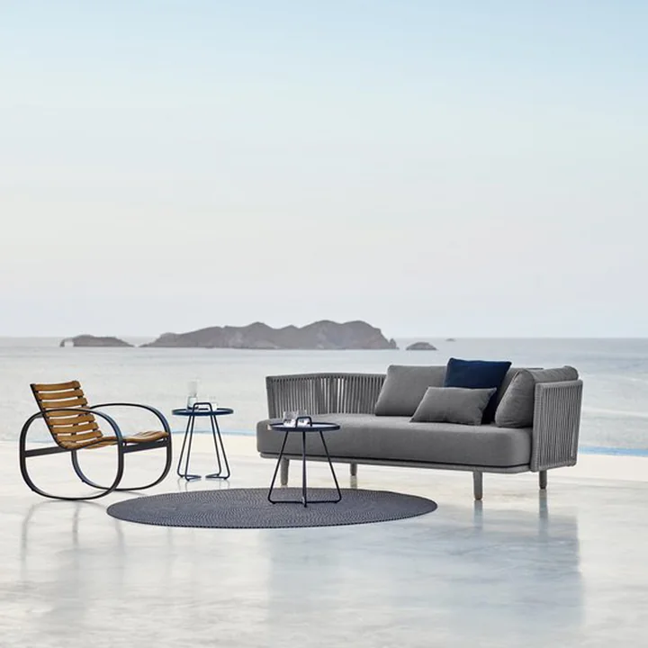 Der Parc Schaukelstuhl Outdoor von Cane-line aus Teakholz