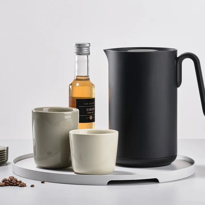 Die Singles Thermotasse auf dem Singles Metall-Tablett von Zone Denmark
