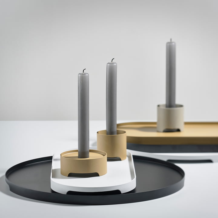 Die Singles Metall-Kerzenhalter auf den Singles Metall-Tabletts von Zone Denmark