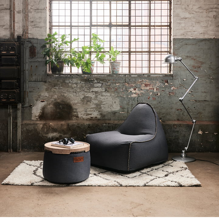 Der RETRO it Canvas Pouf und der Sitzsack von SACK it in einem industriellen Ambiente