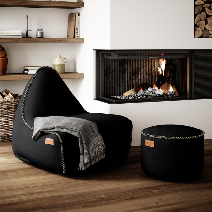 Der RETRO it Canvas Pouf Indoor und der Sitzsack von SACK it am Kamin