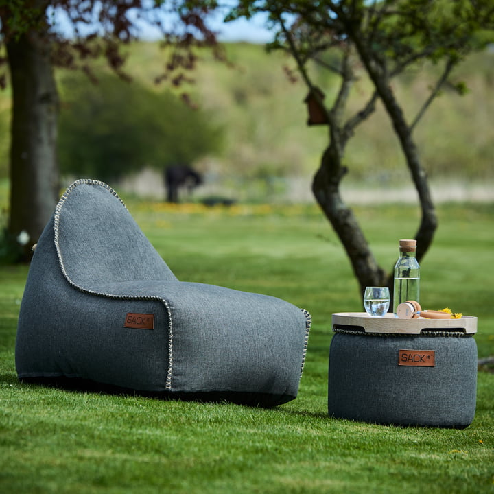 Der RETRO it Cobana Outdoor Sitzsack von SACK it auf der Wiese