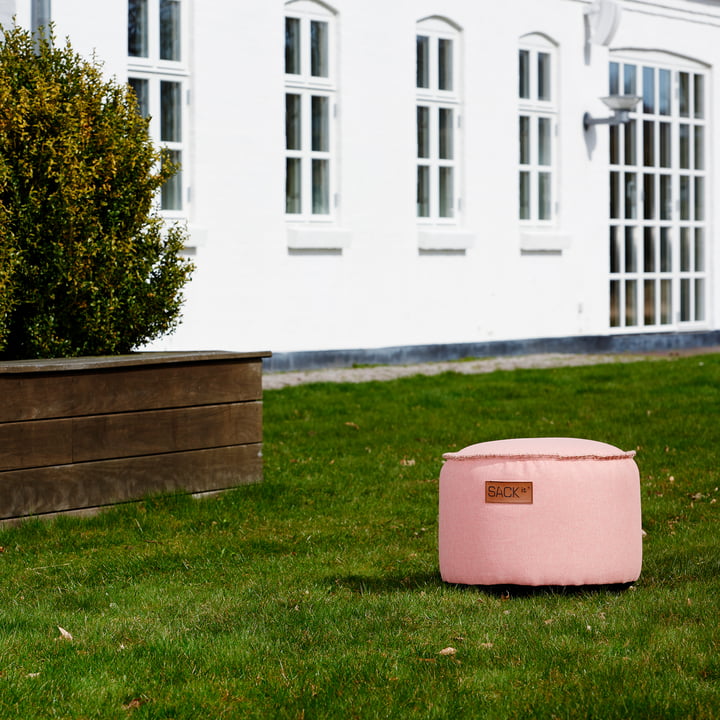 Der RETRO it Cobana Drum Outdoor Pouf von SACK it auf dem Rasen