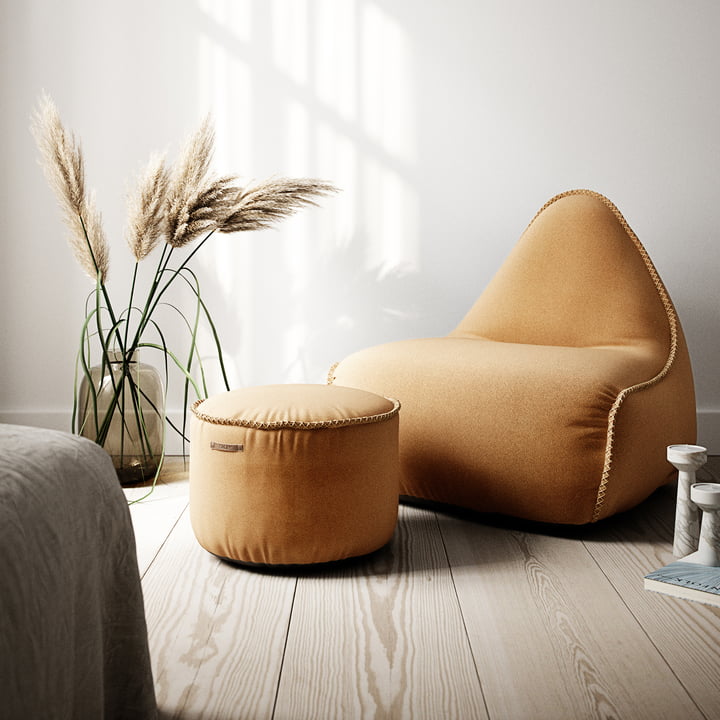 Der RETRO it Cura Drum Pouf und Sitzsack von SACK it im natürlichen Wohnzimmer