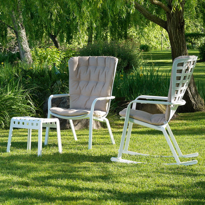 Der Folio Schaukelstuhl und der Poggio Hocker als Eyecatcher im Garten