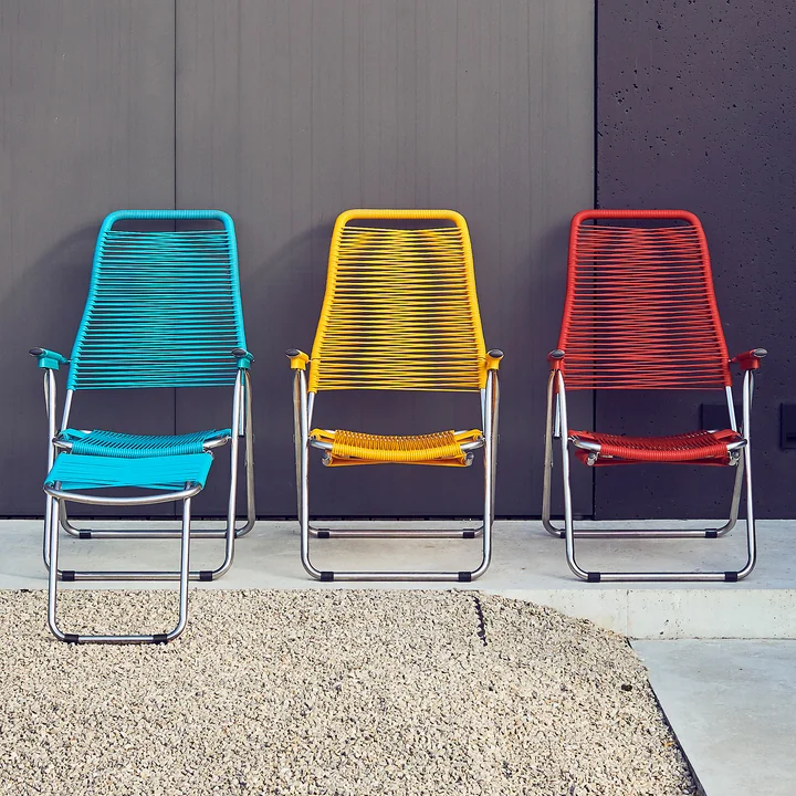 Der Liegestuhl Spaghetti von Fiam in sommerlichem petrol, blau und rot