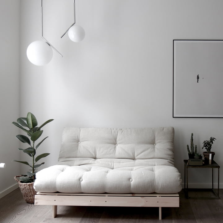 Das Roots Schlafsofa von Karup Design in einem minimalistischen Raum