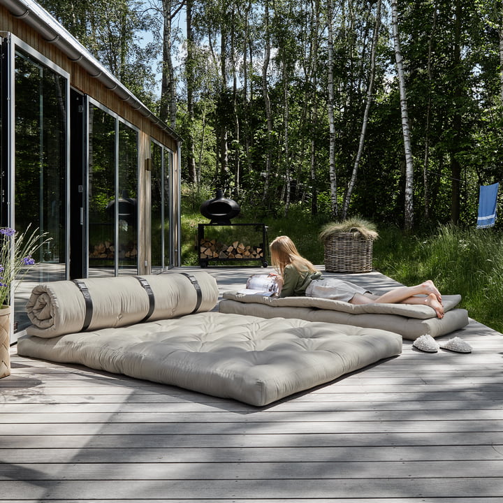 Das Buckle Up OUT Sofa von Karup Design als Bett auf der Terrasse