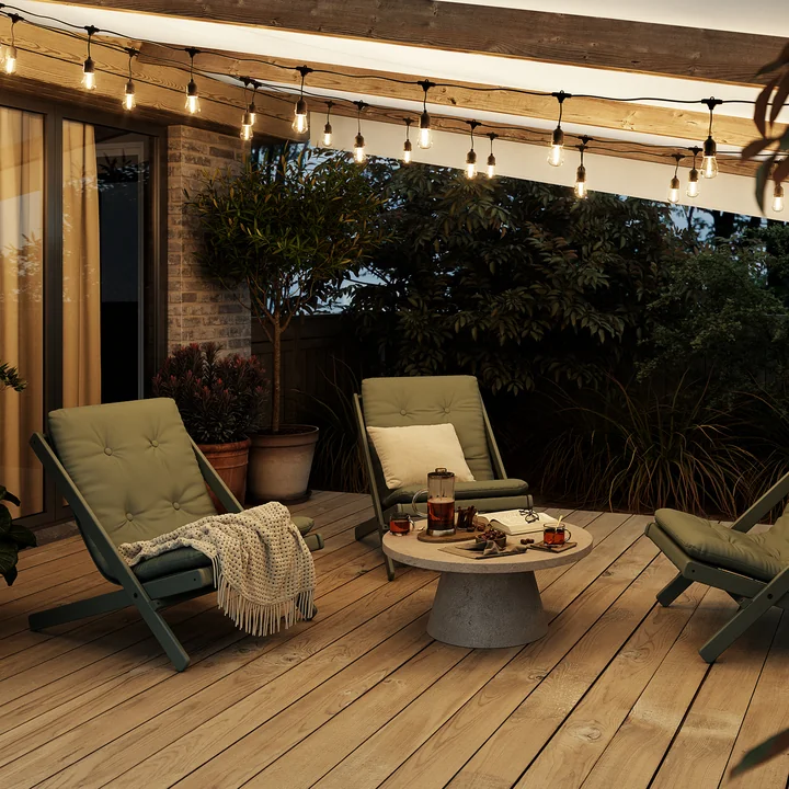 Der Boogie Klappstuhl von Karup Design auf der Terrasse